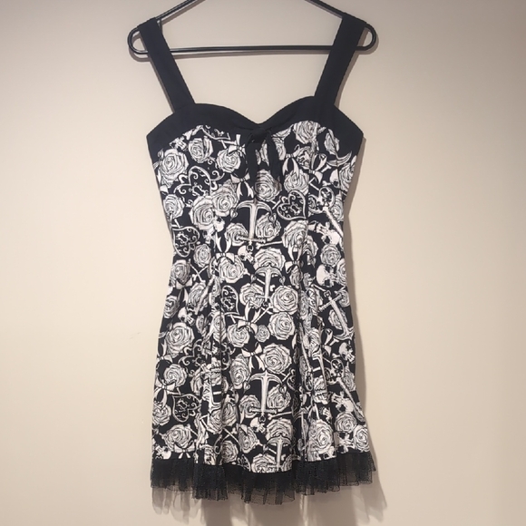 Hell Bunny Dresses & Skirts - HELL BUNNY - Black and White Rose Print Sweetheart Mini Dress